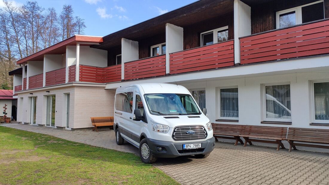 Staré auto vedle nového - Tábor Běleč Staré auto vedle nového - Tábor Běleč