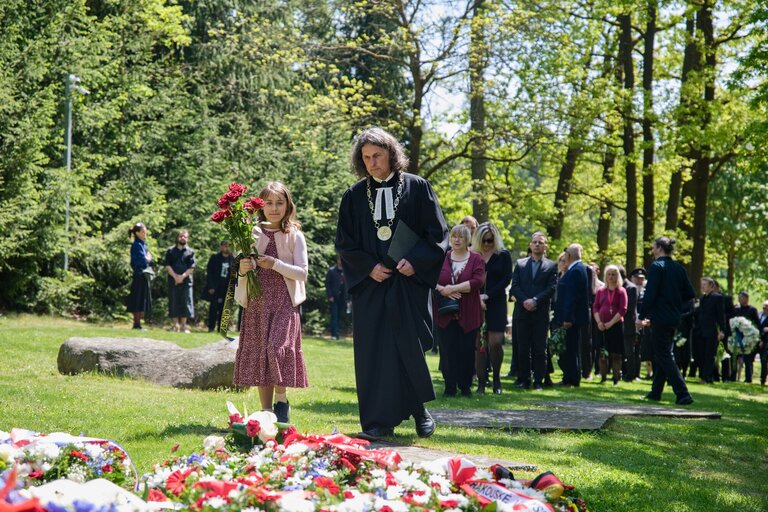 FOTO: Pietní akt k uctění památky obětí holokaustu Romů a Sintů